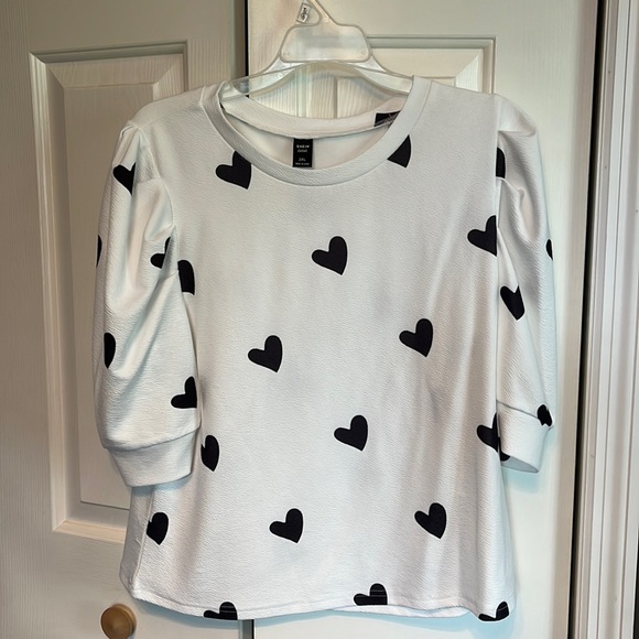SHEIN Tops - SHEIN top size 2xl White background elbow length sleeves with black hearts